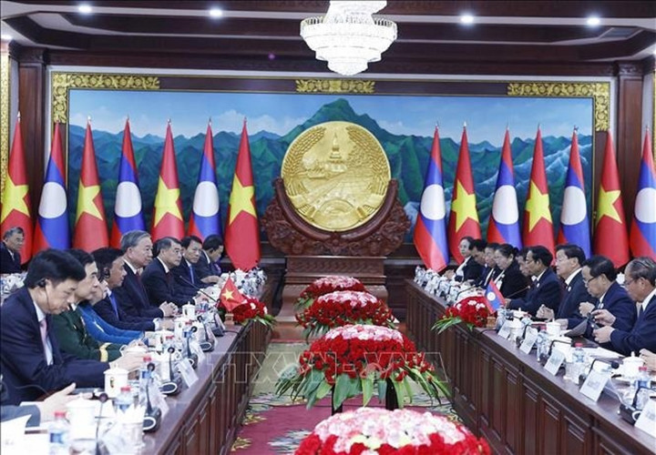 Tổng Bí thư Tô Lâm hội đàm với Tổng Bí thư, Chủ tịch nước Lào Thongloun Sisoulith. (Ảnh: Thống Nhất/TTXVN)