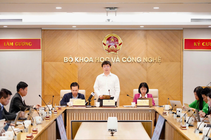 O vice-ministro da Ciência e Tecnologia, Bui Hoang Phuong, discursa em coletiva de imprensa. (Foto: Ministério da Ciência e Tecnologia)