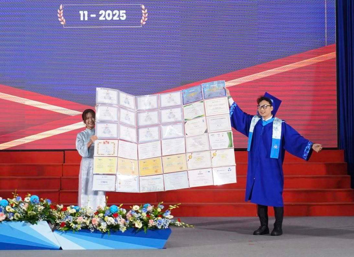 "Kho báu" được Lê Thanh Tài mang lên sân khấu lễ tốt nghiệp (Ảnh: NVCC)