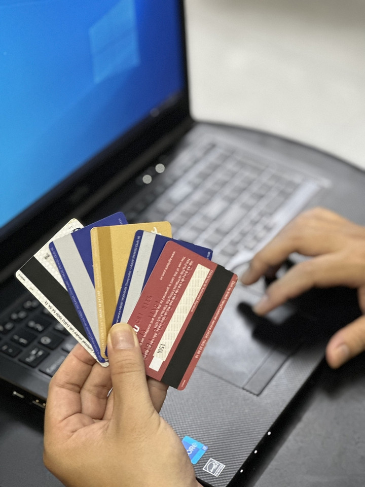 Mulai hari ini, bank mengenakan yuran pengurusan untuk akaun dengan baki di bawah VND500,000/bulan.