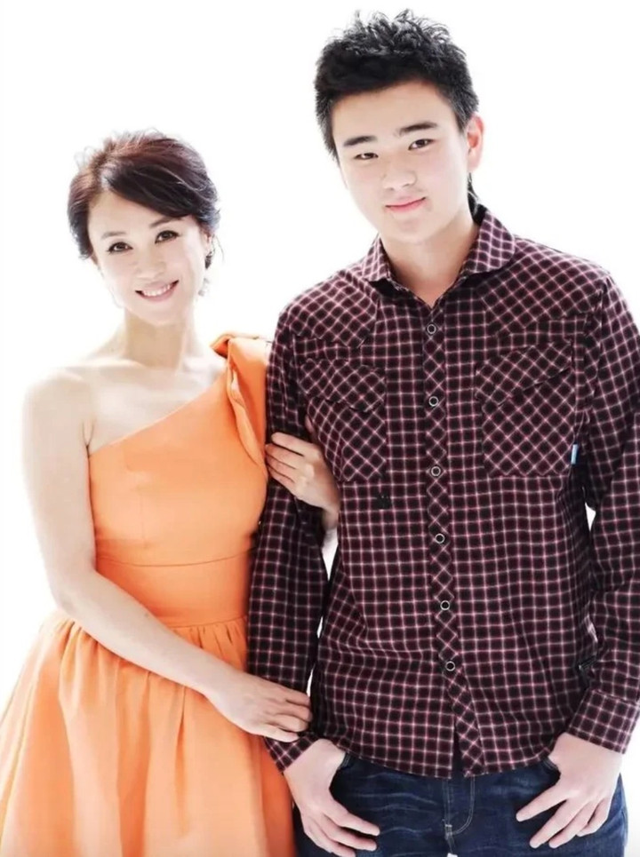 Hình ảnh Phó Nghệ Vỹ và người con trai quá cố.