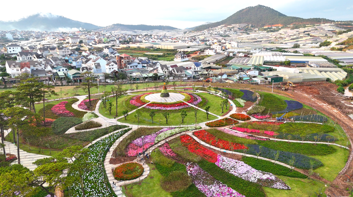 Vườn hoa Phượng Hoàng – nơi ngàn hoa khoe sắc rực rỡ. (Ảnh: Tạp chí Diễn đàn doanh nghiệp)