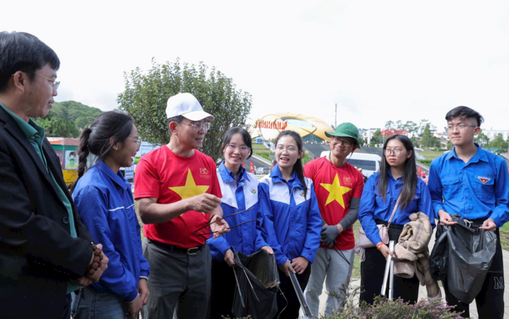 Chủ tịch UBND tỉnh Hồ Văn Mười chia sẻ chiến dịch “Xanh - Sạch - Đẹp” với du khách và thanh niên tình nguyện.