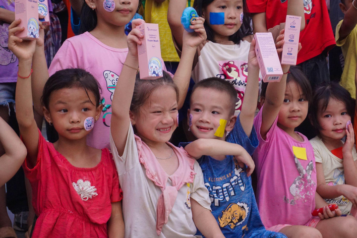 Gương mặt vui vẻ, hào hứng của các bé khi được nhận quà từ Borome.
