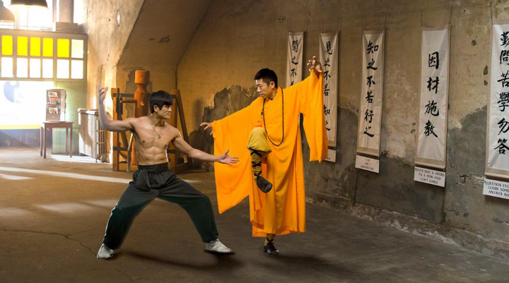 Cảnh trong phim "Birth of the Dragon" năm 2017 tái hiện cuộc đấu giữa Lý Tiểu Long và Hoàng Trạch Dân