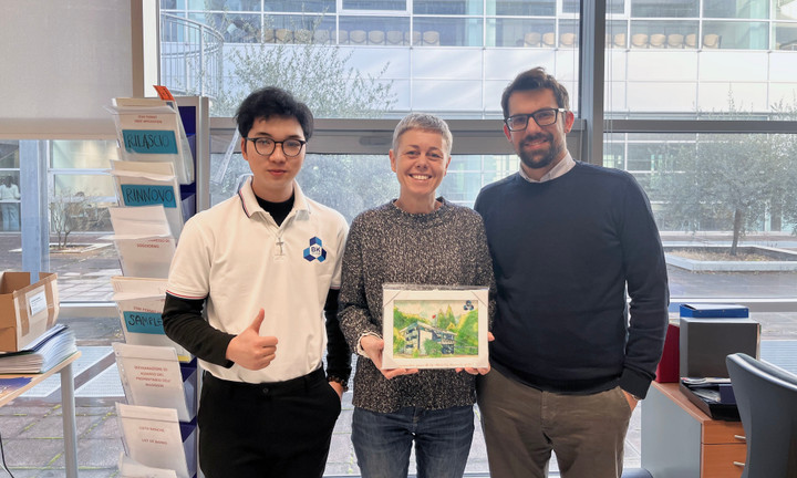 Thanh Tài chụp ảnh cùng 2 giảng viên của phòng Đối ngoại, Đại học Trento, Ý vào tháng 1/2025 (Ảnh: NVCC)