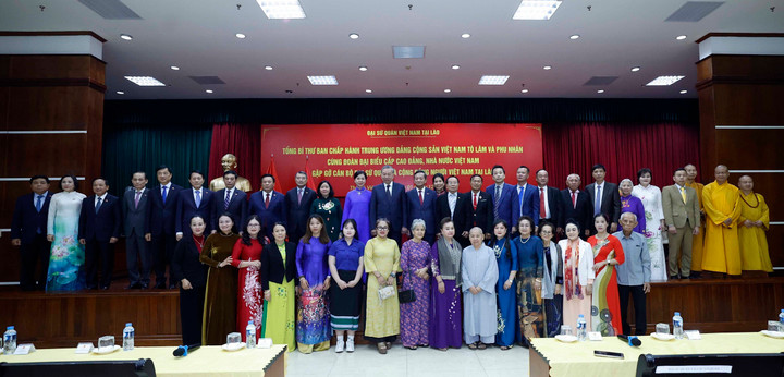 Tổng Bí thư Tô Lâm và Phu nhân gặp gỡ cán bộ Đại sứ quán và cộng đồng người Việt Nam tại Lào. (Ảnh: Thống Nhất/TTXVN)