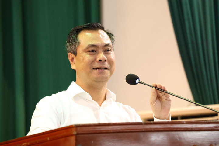 M. Pham Van Long, directeur de l'École supérieure de tourisme de Hanoï, a reconnu son erreur lors de la séance de dialogue qui s'est tenue l'après-midi du 2 décembre. (Photo : PV)