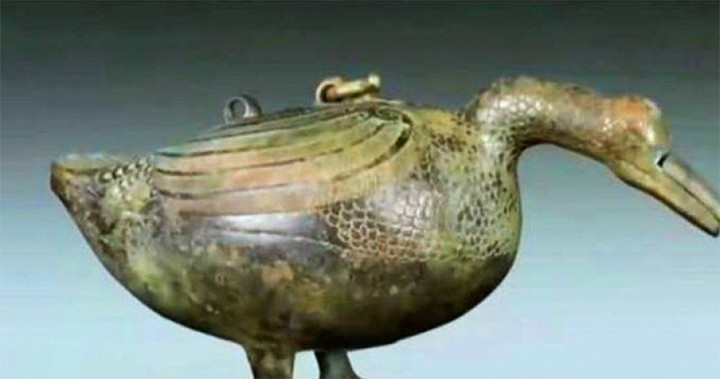Món đồ cổ hình con vịt được cô gái mang đi thẩm định.