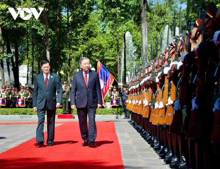 Tổng Bí thư, Chủ tịch nước Lào Thongloun Sisoulith và Tổng Bí thư Tô Lâm duyệt đội danh dự Quân đội nhân dân Lào.