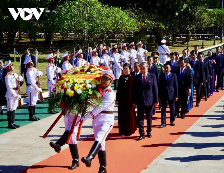 Tổng Bí thư Tô Lâm cùng Phu nhân và Đoàn đại biểu cấp cao nước ta đã tới đặt hoa tại Đài tưởng niệm các chiến sỹ vô danh.