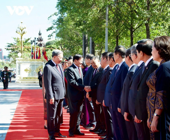 Hai nhà lãnh đạo giới thiệu thành phần đoàn đại biểu cấp cao có mặt tại lễ đón.