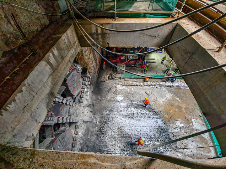 Các kỹ sư kiểm tra thông số vận hành ngay khi TBM1 tiến vào ga.