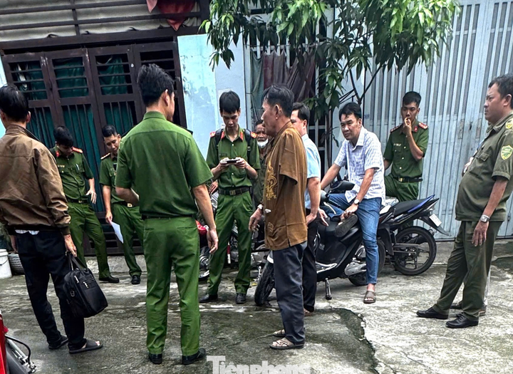 Cảnh sát thu thập thông tin tại hiện trường.