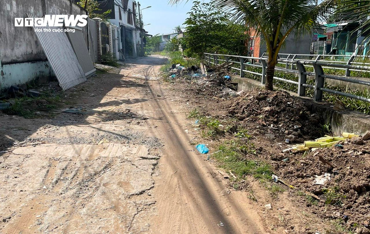 Trong thời gian chờ dự án triển khai lại, phường Tân An phối hợp với khu vực vận động mạnh thường quân sửa chữa tạm thời đường sá; đồng thời tổ chức dọn cỏ, thu gom rác và phun xịt phòng chống dịch. Tuy nhiên, do nguồn lực và kinh phí hạn chế, các biện pháp này chưa thể xử lý triệt để.