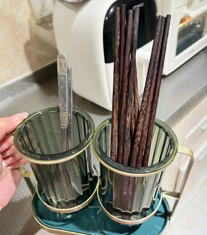 Việc khử trùng và giữ gìn đũa thường xuyên rất quan trọng.