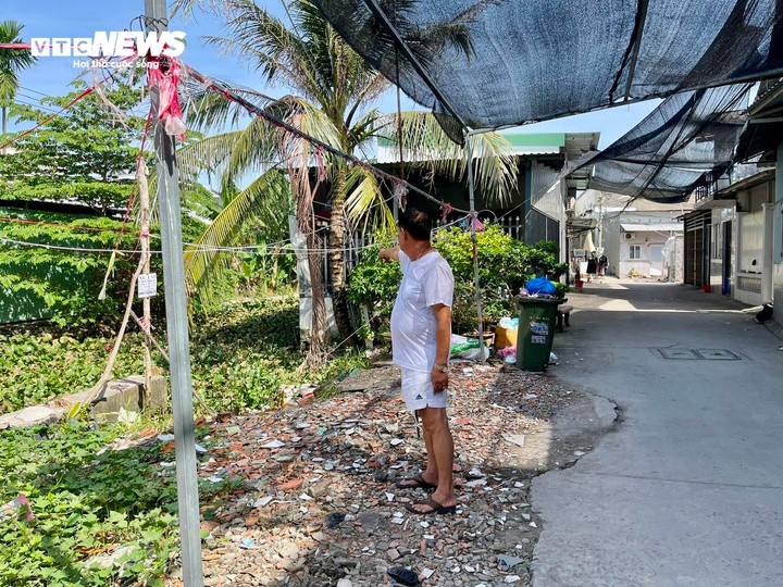 Ông Lê Văn Hiếu, hộ dân sống nhiều năm tại khu vực, cho biết: “Hiện công trình ngưng thi công, chưa thấy tái khởi động. Ngày trước, tôi đồng ý cho tháo dỡ một phần nhà để giao mặt bằng, tôi phải bỏ hàng trăm triệu dựng tạm nhà kế bên để ở. Đường thì trơn trượt, bà con té hoài, nên tôi tự mua đất đá về đổ để có lối đi”.