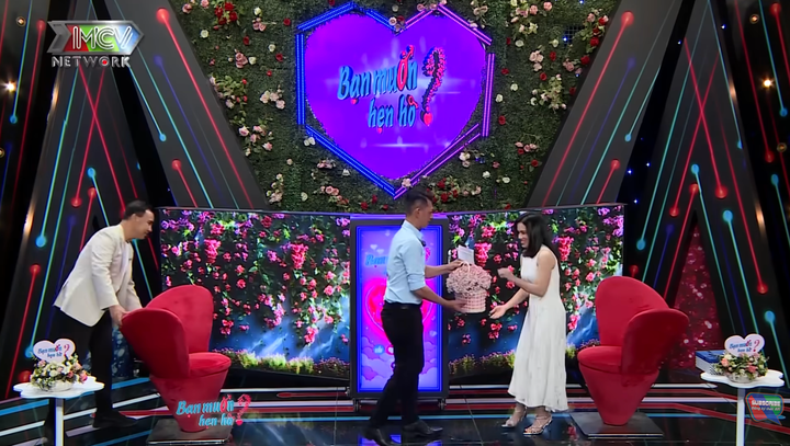 Quốc Hiệp hoa tươi cho bạn gái và bất ngờ khi được tặng lại nước mắm.