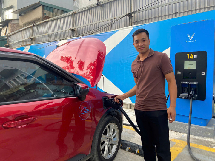 Anh Quách Đình Dũng (Hà Nội) thường xuyên sạc xe tại bến xe Giáp Bát.