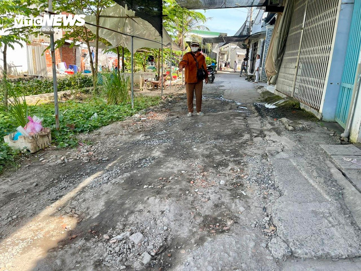 Chị Trần Phương Trang, sống cạnh đoạn đường bị đào xới, cho biết cứ mưa xuống là khu vực biến thành “bẫy" trơn trượt, khiến người dân đi qua đây không ít lần bị té ngã.