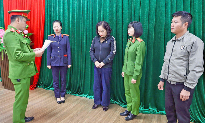 Cơ quan Cảnh sát điều tra đọc lệnh bắt bị can Nguyễn Thị Hoa (áo đen, đứng giữa).