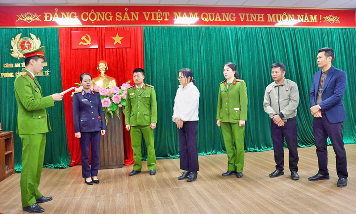 Cơ quan Cảnh sát điều tra đọc lệnh bắt bị can Nguyễn Thị Phương (áo trắng).