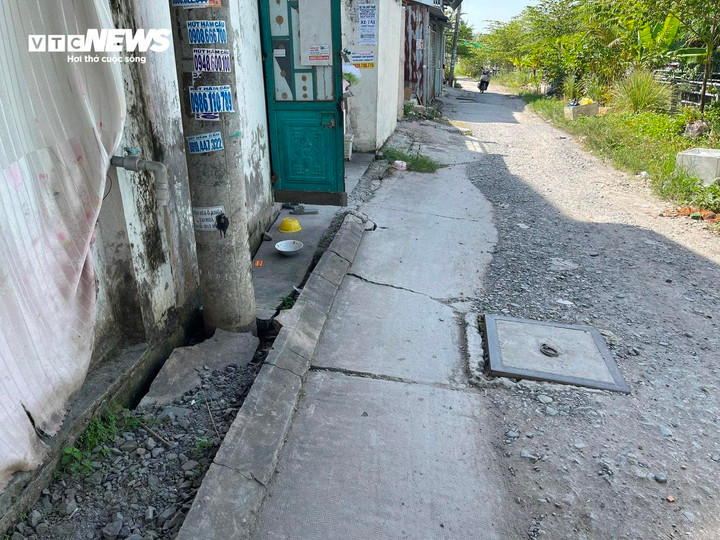 Một người dân khác ở khu vực này cho , dự án thi công dở dang nên kinh doanh ế ẩm. “Trời nắng thì bụi bay mịt mù, trời mưa thì đẩy ổ gà, ổ vôi, xe không chạy được. Người ta ngại ghé mua hàng. Khu nhà trọ trước kia đông khách, giờ đường thế này không ai dám thuê, phòng trống nhiều”, người này nói thêm.