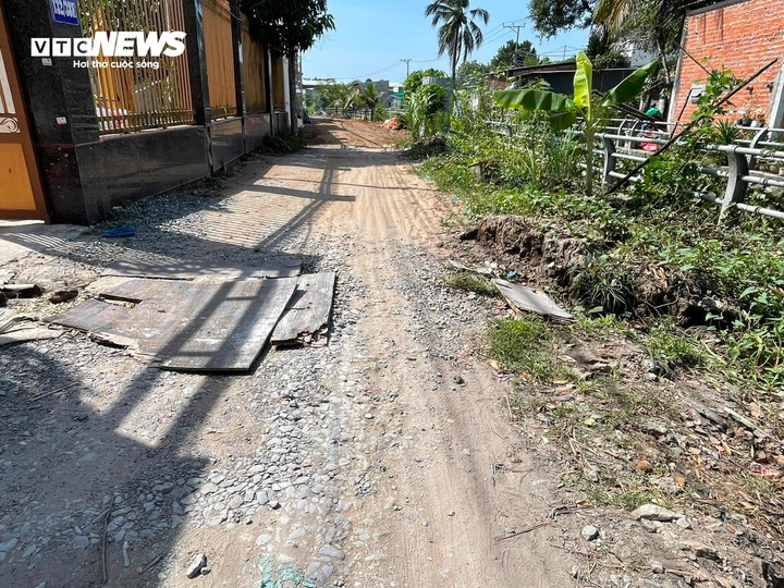 Trả lời Phóng viên Báo VTC News, ông Phạm Thái Bảo, Phó Chủ tịch phường Tân An, TP Cần Thơ cho biết tuyến kênh rạch Mương Củi thuộc Dự án 3 do Ban ODA TP Cần Thơ đầu tư trước đây. Dự án này đã hết thời hạn thi công từ tháng 6/2025 nên đơn vị chủ đầu tư phải tạm dừng để xin chủ trương điều chỉnh quy mô và gia hạn thời gian thực hiện, dự kiến đến năm 2027- 2028.