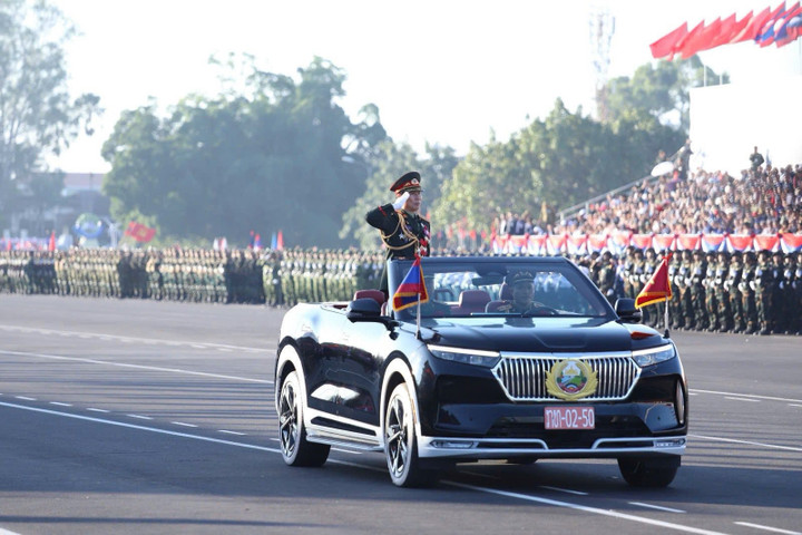 Chiếc xe tiêu binh dẫn đầu đoàn các lực lượng vũ trang tại lễ diễu binh, diễu hành kỷ niệm 50 năm Quốc khánh nước CHDCND Lào chính là mẫu xe VF 9 của hãng xe điện Việt Nam VinFast. (Ảnh: Sonemanyla Vilaiphone)