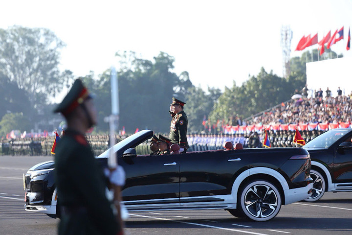 Đây là lần đầu tiên một mẫu xe của Việt Nam được sử dụng trong một sự kiện tầm cỡ quốc gia của một nước khác. (Ảnh: Sonemanyla Vilaiphone)