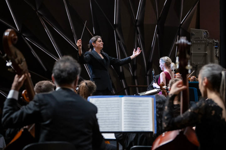 Nhạc trưởng Sophie Dervaux.