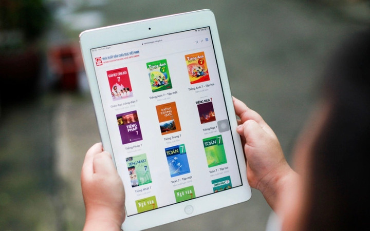 Bộ GD&ĐT quy định SGK điện tử phải đáp ứng đầy đủ tiêu chuẩn hiện hành của SGK, hiện thị tối ưu trên nhiều thiết bị. (Ảnh minh hoạ)