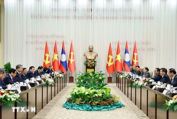 Tổng Bí thư Tô Lâm và Tổng Bí thư, Chủ tịch nước Lào Thongloun Sisoulith đồng chủ trì Cuộc gặp cấp cao giữa Đảng Cộng sản Việt Nam và Đảng Nhân dân Cách mạng Lào. (Ảnh: TTXVN)