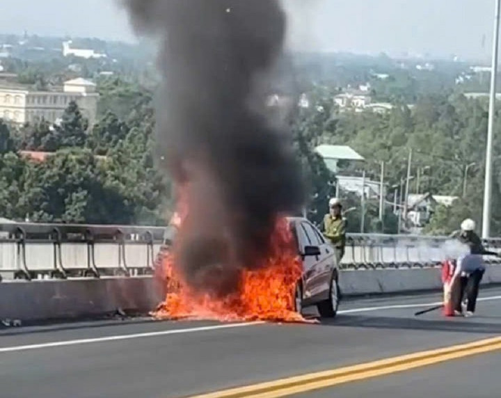 Ô tô 5 chỗ bốc cháy trên cầu Rạch Miễu.