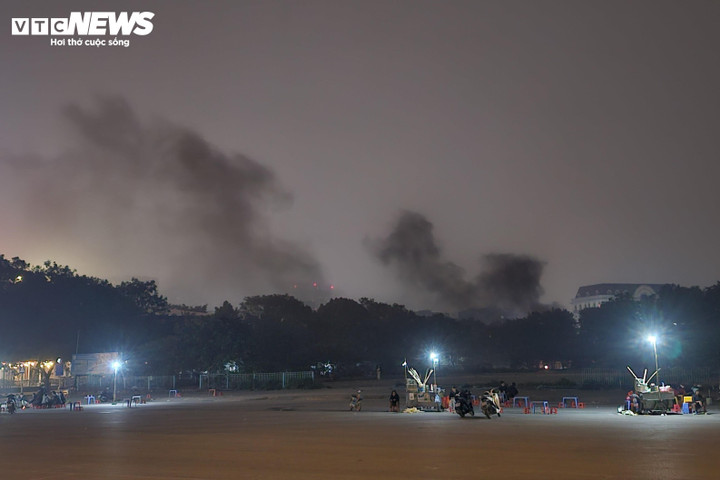 Tại khu vực trước sân vận động Mỹ Đình, xuất hiện nhiều điểm đốt rác chỉ cách nhau vài chục mét.