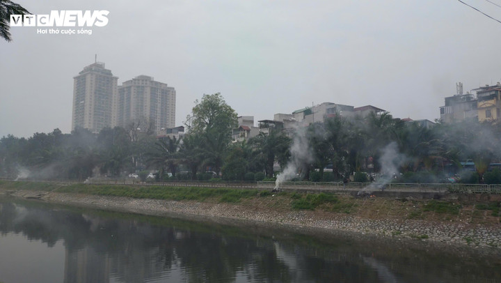 Trong những ngày chất lượng không khí Hà Nội ở mức báo động, những đám khói rác bốc lên càng khiến tình trạng ô nhiễm thêm trầm trọng.