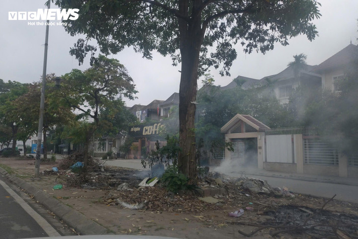 Nhiều điểm đốt rác tự phát kéo dài từ chiều tới sáng hôm sau, đe dọa tới an toàn sức khỏe của người dân khu vực.