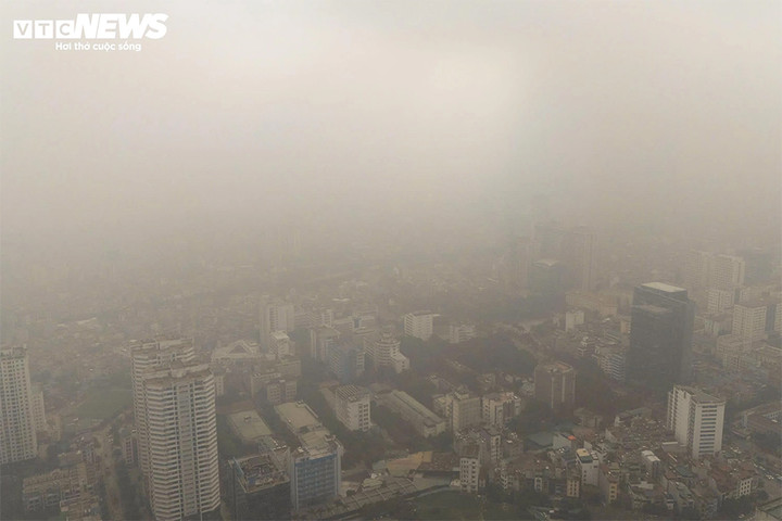 Lúc 10h30 ngày 2/12, dù trời có nắng nhưng các khu vực của Hà Nội vẫn chìm trong bụi mịn và sương mù dày đặc. (Ảnh: Viên Minh)