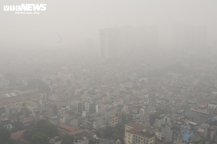 Hà Nội chìm trong bụi mịn và sương mù trong sáng 2/12. (Ảnh: Viên Minh)