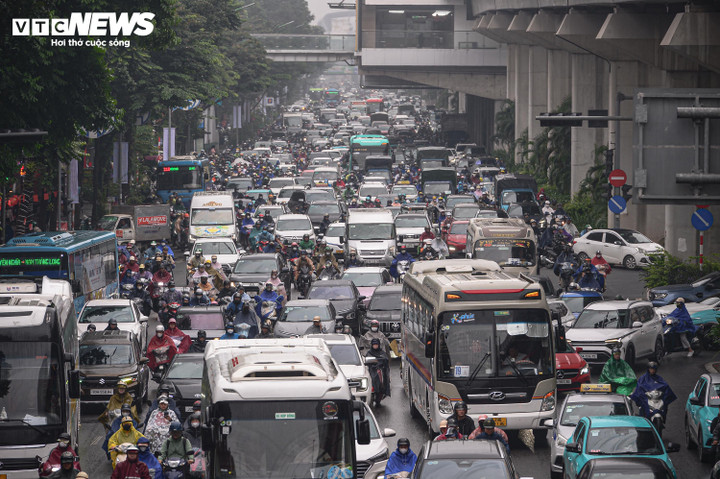 Lưu lượng ô tô, xe máy dày đặc trên các tuyến phố thải ra lượng lớn khí và bụi, trở thành một trong những nguồn gây ô nhiễm không khí đáng kể tại Hà Nội. (Ảnh: Viên Minh)