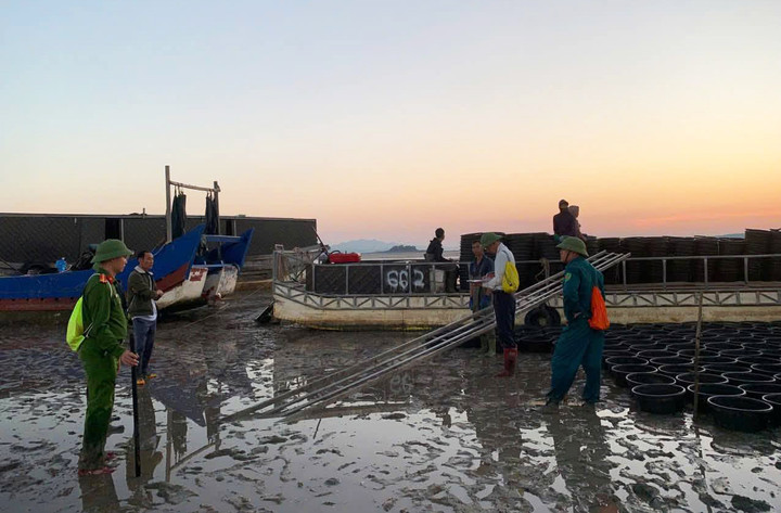 Bên cạnh việc truy tìm người thả hóa chất, địa phương đang quyết liệt chấn chỉnh tình trạng tự ý cắm cọc chiếm bãi triều.