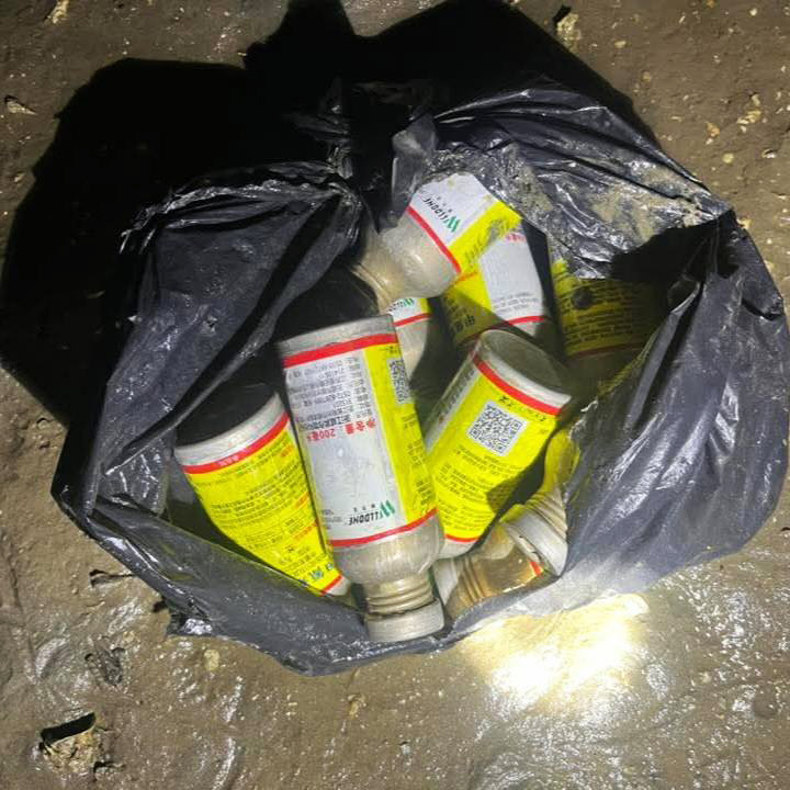 Người dân địa phương tìm thấy nhiều chai lọ hóa chất không rõ nguồn gốc còn vương lại tại bãi triều.