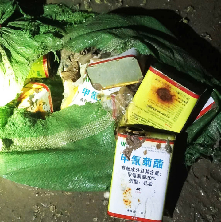 Người dân địa phương tìm thấy nhiều chai lọ hóa chất không rõ nguồn gốc còn vương lại tại bãi triều.