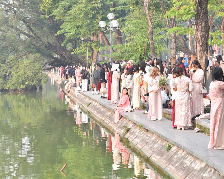 Hoan Kiem-sjön var den 30 november full av ungdomar som tog foton i Ao Dai (Foto: Duong Quang Thuc).