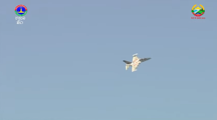 Mãn nhãn màn trình diễn của không quân Lào trong lễ kỷ niệm 50 năm Quốc khánh - 4