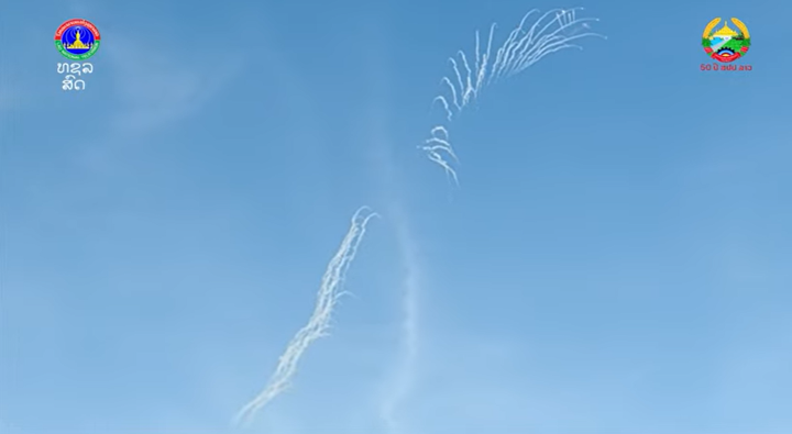 Mãn nhãn màn trình diễn của không quân Lào trong lễ kỷ niệm 50 năm Quốc khánh - 7