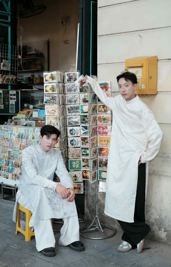 Quoc Manh (höger) och hans vän har varit ute och tagit Tet-bilder sedan september (Foto: NVCC)