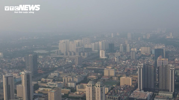 Hà Nội chìm trong ô nhiễm không khí nghiêm trọng, bầu trời mờ đục và đặc quánh suốt từ sáng đến tối.