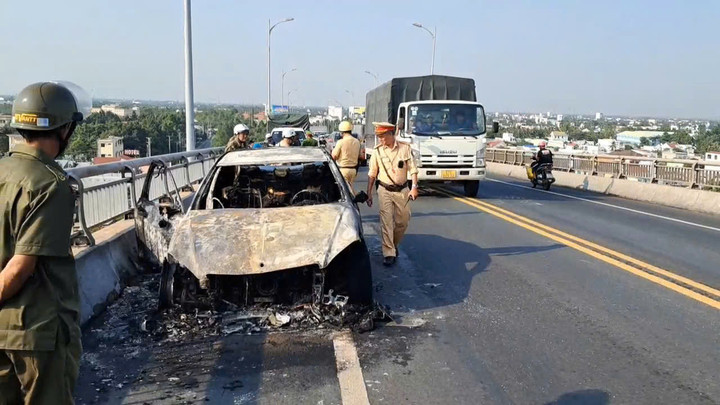 Chiếc xe cháy trơ khung phần đầu.