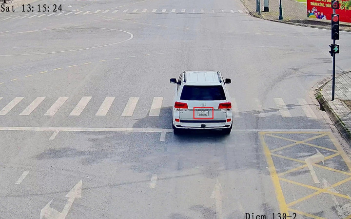 Xe ô tô vượt đèn đỏ. (Ảnh: Công an Bắc Ninh).